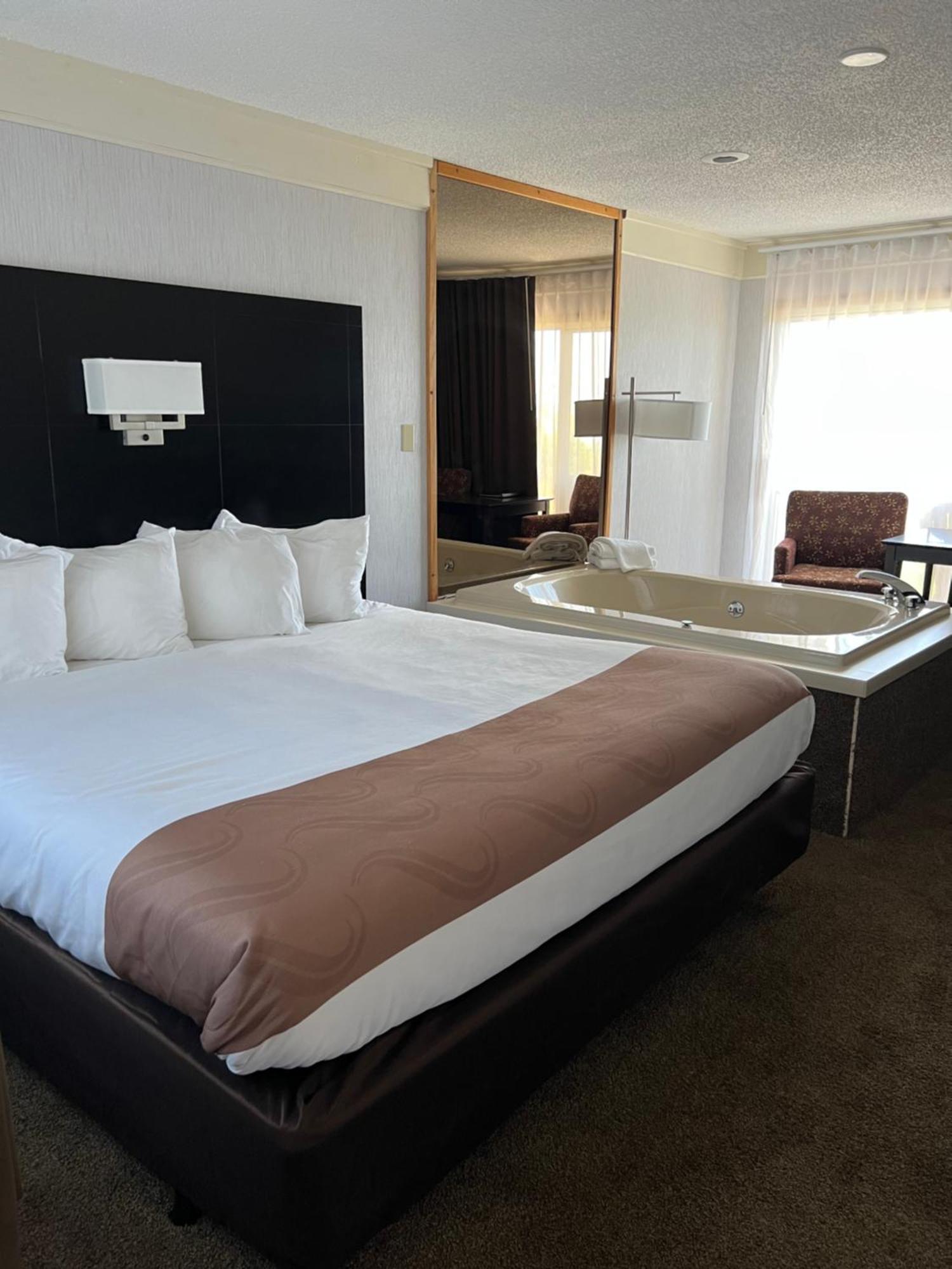Quality Inn Lakefront Saint Ignace Exteriör bild